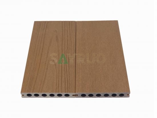 Co-extrusion embossed woodgrain composite decking